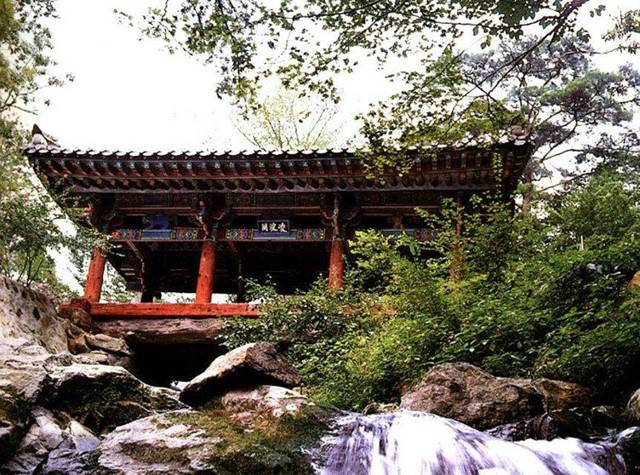 ▲태안사의 현관 역할을 하는 능파각(凌波閣)의 운치있는 다리 겸 누각은 계곡의 풍광을 즐기기 좋은 곳이다.Ⓒ곡성군