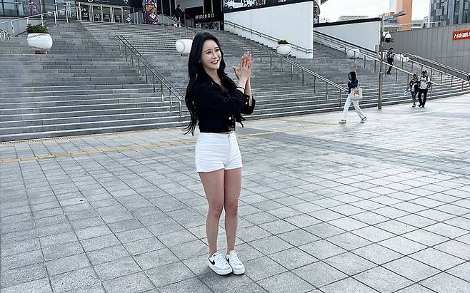 박타미 치어리더가 토토 막내동생 프로야구 직관 나들이편 촬영을 하고 있다. 스포츠토토 제공