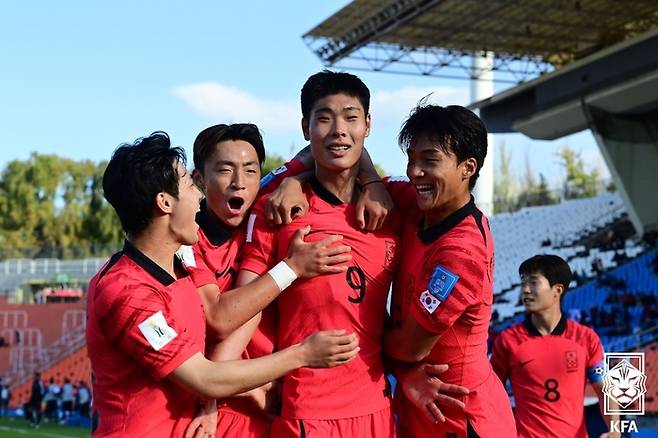 이영준(가운데)이 23일(한국시간) 아르헨티나 멘도사 스타디움에서 열린 2023 국제축구연맹(FIFA) 20세 이하(U-20) 월드컵 대한민국 대 프랑스 조별리그 F조 1차전에서 골을 넣은 후 동료들과 함께 기뻐하고 있다. 대한축구협회 제공