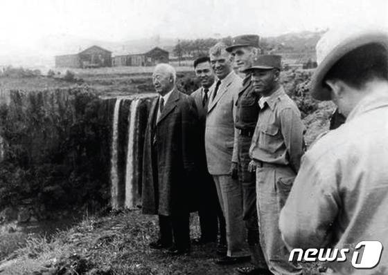 1956년 5월 이승만 대통령이 제주도 시찰 당시 서귀포시 정방폭포에서 촬영한 기념사진. 정방폭포와 인근 '소남머리' 일대에서는 제주4·3 당시였던 1948년 11월부터 1950년 2월까지 50여차례에 걸쳐 255명이 무고하게 희생됐다.((4·3평화재단 4·3아카이브에서 발췌)/뉴스1