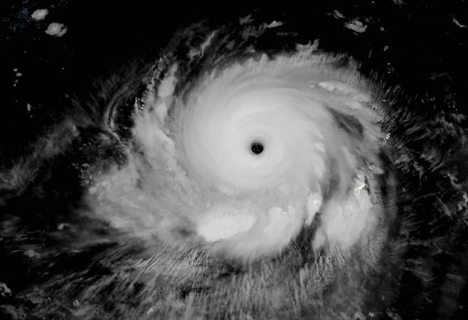 미 국립해양대기청이 입수해 공개한 위성사진. 태풍 마와르(MAWAR)가 25일 오전 11시50분 괌을 떠나 이동하는 모습이다. /AFP 연합뉴스