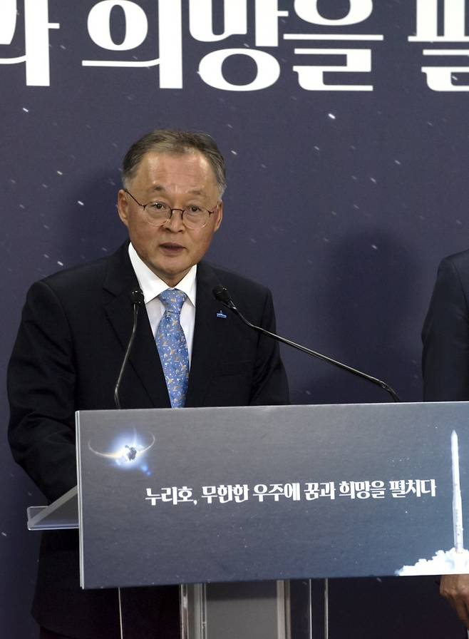 이상률 항공우주연구원장이 25일 전남 고흥 나로우주센터에서 누리호 3차 발사 결과 브리핑을 하고 있다.
과기정통부는 국내 우주 수송 능력을 확보하기 위해 독자 개발한 누리호 3차 발사가 성공적했다고 밝혔다. 항공우주연구원 제공