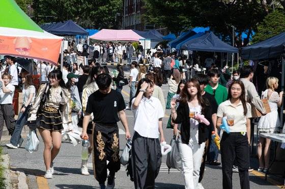 17일 서울 광진구 건국대학교 서울캠퍼스에서 열린 2023 건국대학교 축제 '녹색지대'에서 학생들이 축제를 즐기고 있다. 뉴스1