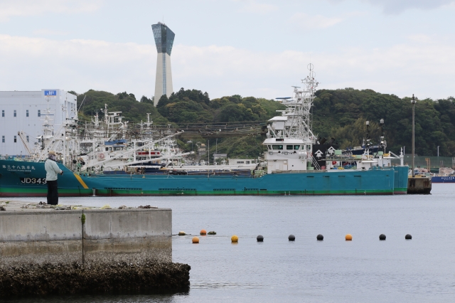 일본 후쿠시마현 이와키시 오나하마항에서 24일 낚시꾼이 낚시하고 있다. 이 항구는 일본 정부가 올여름 오염수 방류를 시작할 후쿠시마 제1원자력발전소에서 55㎞ 정도 떨어져 있다. 연합뉴스