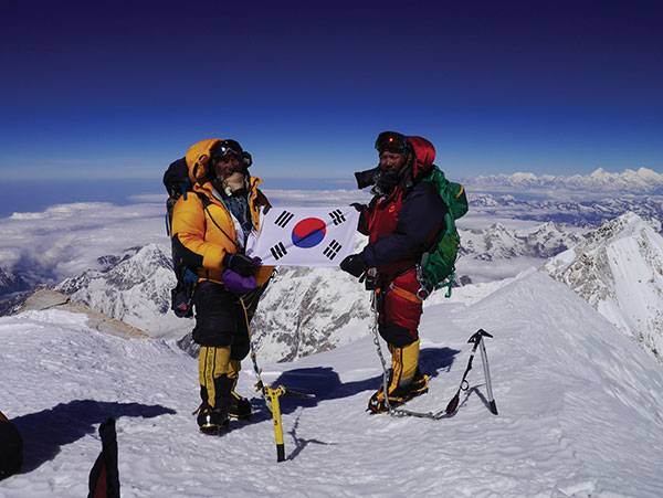 2014년 낭가파르바트 정상에서 태극기를 들고 선 사누 셰르파(왼쪽)와 김미곤 대장.