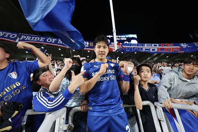 K리그1 수원 삼성의 김주찬이 24일 홈에서 치러진 대구FC오의 FA컵 16강전에서 승리한 뒤 서포터들과 함께 기뻐하고 있다. 대한축구협회 제공