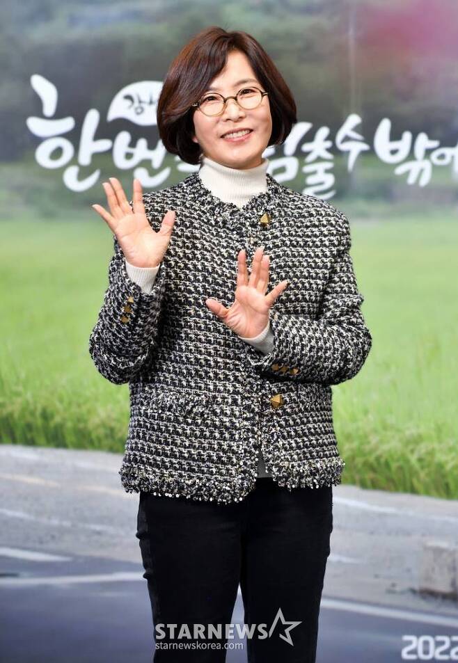 On the 25th, News 1 reported that the Police Departments Major Crimes Susa Department was investigating Lee Sun-hee on suspicion of seizure.Police suspect that Lee Sun-hee seizures the funds of one entertainment, which he served as a representative.One entertainment is Lee Sun-hees private company, which was established in 2013 and closed in August last year.Police are reported to have discovered the situation while investigating Lee Sun-hees alleged seizure of Hook Entertainment.Lee Sun-hee is reportedly denying the allegations, saying he was a singer and not involved in Harvard Business School.Police will susa whether Lee Sun-hee falsely posted staff to the agency and misappropriated funds in an unfair manner.Police are also suspicious of the relationship between Hook Entertainments Kwon Jin Young and one entertainment.Meanwhile, Lee Sun-hee is currently a member of Hook Entertainment. Lee Sun-hee was interested in the fact that Hook Entertainment was in dispute with Lee Seung-gi.Hook Entertainment said, Lee Sun-hee was listed as a nominee for honor because he was an artist from the beginning of Hook Entertainment.Hook Entertainment is a one-person company that owned 100% of the shares of Kwon Jin Young from 2006 to 2021, and Lee Sun-hee was not involved in the companys Harvard Business School or profit sharing issues. 