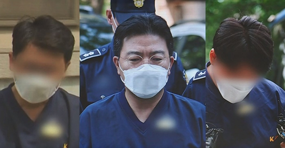 다단계 주가조작 의혹을 받는 라덕연 대표(가운데)와 측근 2명이 26일 구속 상태로 재판에 넘겨졌다. 〈사진=JTBC 캡처〉