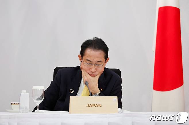 20일 일본 후쿠시마 그랜드 프린스 호텔에서 진행된 G7 파트너십 행사에서 기시다 후미오 총리가 심각한 표정으로 이야기를 듣고 있다. ⓒ 로이터=뉴스1 ⓒ News1 권진영 기자