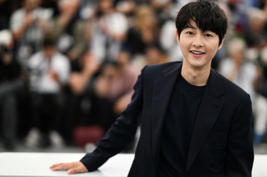 Actress Song Joong-ki flashed a big smile at Cannes Movie Made photocol.Song Joong-ki attended the 76th Cannes International Movie Festivals Movie Hwaran photocol event held at the Cannes Palais des Festivals in France on the 25th (local time).Song Joong-ki, wearing a black inner jacket and matching white pants with a clean dandy look, greeted with a big smile and waved his hand.Especially with the boyish visuals shining, The Wedding Ring caught the eye on his left ring finger.Movie Hwaran is a noir drama about a boy who wants to escape from a hellish reality and meets the middle boss cheigan (Song Joong-ki) of the organization and joins the dangerous world.Hwaran, which was sold to Europe and other countries as soon as it was unveiled at Cannes Market, was unveiled for the first time in the world at the Salle Debussy at 11 am on the 24th (local time).When the movie ended, the local reaction was hot, with cheers and applause pouring from the audience before the ending credits went up.After finishing the premiere, Song Joong-ki said, After watching the movie, I am satisfied that it seems to be deeper than the feelings I felt in the script.Especially in the reservoir scene, when I saw the expression of looking at the cheekans ear from behind, I was convinced that the feeling I felt when I first read this script was right, and I thought, You did a good job on this movie.I would like to thank all our staff actors and hope that Hwaran will receive a lot of love. Song Joong-ki was originally scheduled to attend the premiere with his wife, Katie Leung Louise Saunders, but Katie Leung, who is nine months pregnant, decided the violent scenes in the movie would not be good.It was reported that he accompanied Khan, but did not attend the premiere.