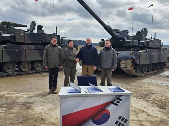 폴란드형 K2 전차 생산·납품 사업을 진행하기 위한 컨소시엄 이행합의서 체결식에서 (왼쪽부터) 조현기 방위사업청 기반전력사업본부장, 안경수 현대로템 디펜스솔루션사업본부장(전무), 세바스찬 흐바웩 PGZ 회장, 마리우시 브와슈차크 폴란드 부총리 겸 국방부 장관이 기념촬영을 하고 있다. /현대로템