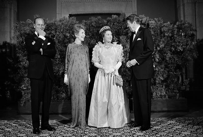 로널드 레이건 전 미국 대통령과 영부인 낸시 레이건이 1983년 3월 3일 샌프란시스코 골든게이트 파크에 위치한 드 영 뮤지엄에서 엘리자베스 2세 여왕 부부와 대화를 나누고 있다. /AP연합뉴스