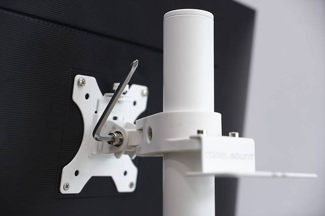 제대로 조립하지 않고 모니터를 연결하면 연결부가 내려가거나 꺾일 수 있다. 연결부를 단단히 체결하고, 틸트 장력도 잡아줘야 한다. 출처=IT동아