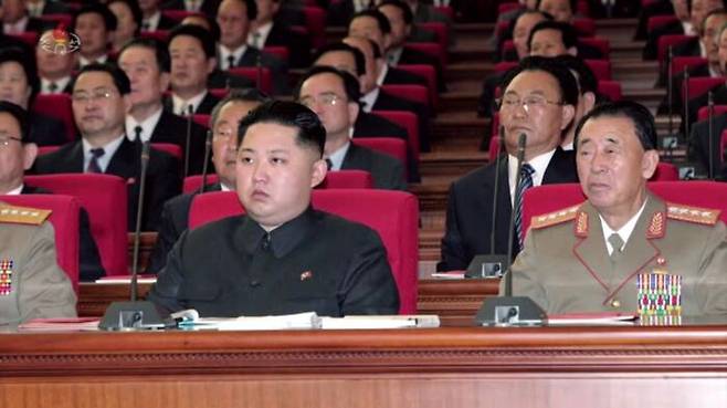 2010년 9월 제3차 당대표자회, 김정은 옆에 현철해가 앉아 있다.