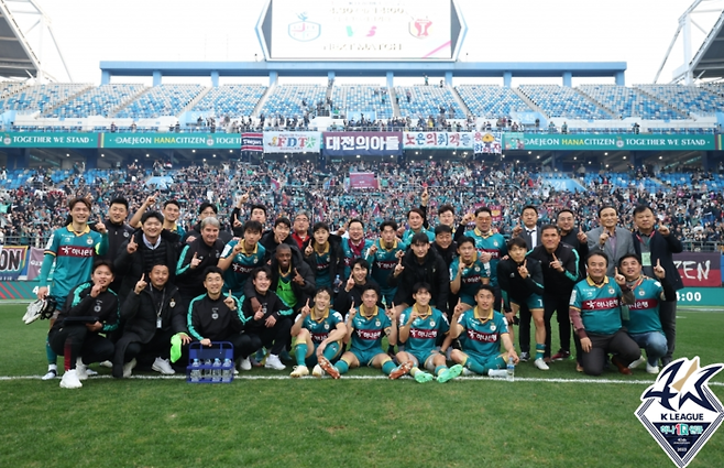 대전하타시티즌 선수들이 지난 4월16일 홈에서 울산을 꺾은 뒤 기념사진을 찍고 있다. 프로축구연맹 제공