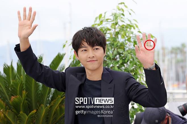 ▲ 칸 영화제에 반지를 착용하고 등장한 송중기. ⓒ게티이미지