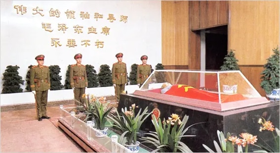 “마오쩌둥 기념관”에 안치된 마오쩌둥의 시신. “위대한 영수, 위대한 도사(導師, 스승) 마오쩌둥 주석께서 불후(不朽) 영면하시다.”/공공부문