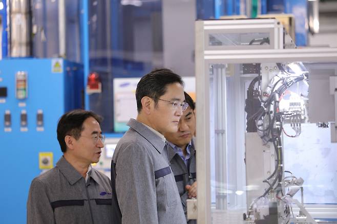 이재용 삼성전자 회장이 24일 중국 텐진에 위치한 삼성전기 사업장을 방문해 MLCC 생산 공장을 점검하고 있다. (삼성전자 제공) 2023.3.26/뉴스1