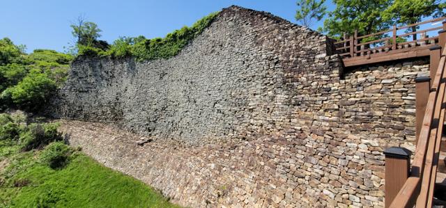 현문인 동문지와 연결된 성벽. 네모난 돌을 최고 20여m 높이로 정교하게 쌓았다. 성벽 하부는 보축된 모습이 보인다.