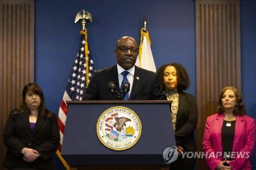 미국 일리노이 가톨릭 성직자 아동 성학대 보고서를 발표하는 콰메 라울 (AP=연합뉴스)