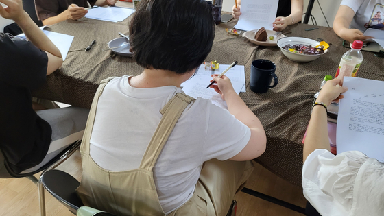 고립·은둔 청년들이 글쓰기 수업을 하고 있는 모습. 〈사진=이지현 기자〉