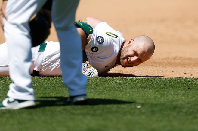 OAKLAND, CALIFORNIA - MAY 27: Seth Brown #15 of the Oakland Athletics reacts after getting out on a play while diving into first base in the bottom of the fifth inning against the Houston Astros at RingCentral Coliseum on May 27, 2023 in Oakland, California.   Lachlan Cunningham/Getty Images/AFP (Photo by Lachlan Cunningham / GETTY IMAGES NORTH AMERICA / Getty Images via AFP)

<저작권자(c) 연합뉴스, 무단 전재-재배포 금지>