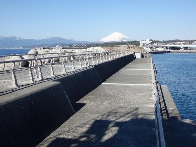 일본 가나가와현의 바닷가 마을 오이소마치의 항구인 오이소항 방파제 모습. 오이소마치 공식 홈페이지 캡처