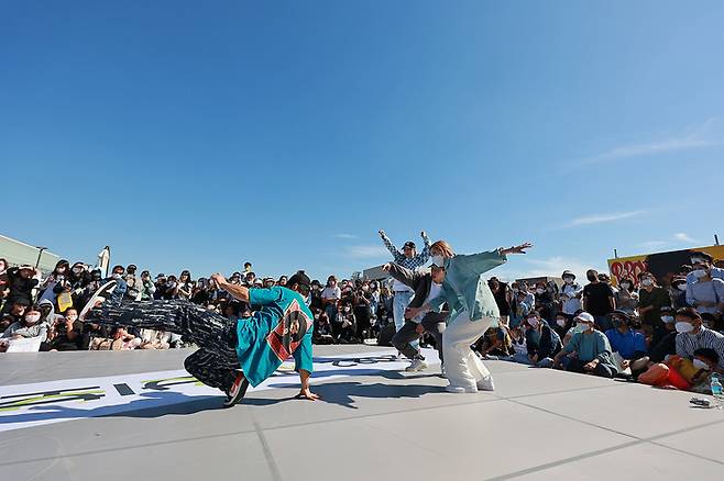 2022년 서울비보이페스티벌이 열린 노들섬에서 4on4 댄스 경연이 열리고 있다. [자료 = 서울시]