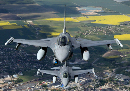 포르투갈 공군 소속 F-16 전투기 2대가 지난 23일(현지시간) 리투아니아 북부 샤울레이에서 나토(북대서양조약기구) 발트해 공중감시 임무를 수행하고 있다. 이날 유럽연합(EU)은 폴란드 등에서 우크라이나 공군 조종사들에 대한 F-16 비행 훈련이 시작됐다고 밝혔다. AFP·연합뉴스