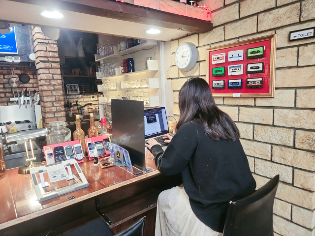 일본 스미다구 고엔지에 자리한 원고집필 카페 ‘삼각지대’를 방문한 고객이 노트북을 펴고 이날 목표로 정한 문서 작업을 진행하고 있다./송주희기자