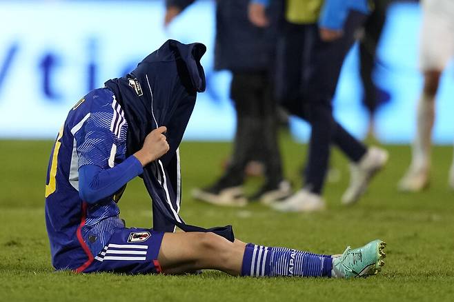 ▲ 극장골을 내주고 조 3위 와일드카드 경쟁에서 5위로 밀려나 망연자실한 일본(사진 위), 반대로 극적인 승리를 거두고 환호하는 이스라엘 ⓒ연합뉴스/AP