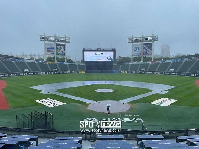▲두산베어스와 SSG랜더스의 올 시즌 팀간 6번째 맞대결이 우천으로 취소됐다. ⓒ잠실, 최민우기자