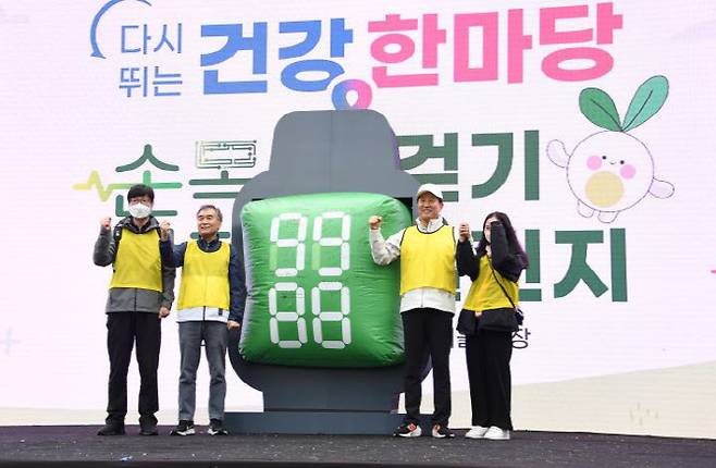 오세훈(오른쪽에서 두 번째) 서울시장이 지난해 10월 손목닥터9988 휴먼 레터링 위시볼 퍼포먼스에 참여해 기념사진을 찍고 있다. (사진=서울시 제공)