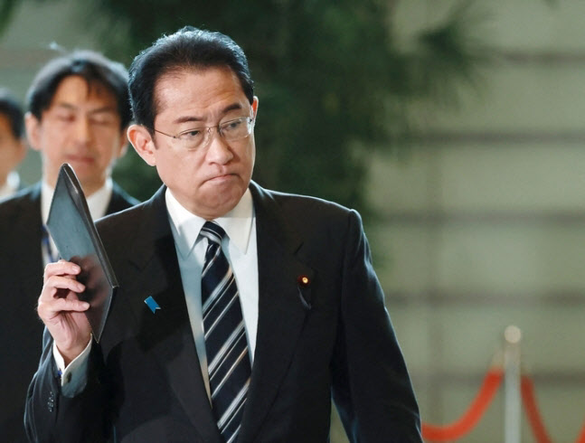 기시다 후미오 일본 총리가 29일 북한의 위성 발사 계획에 관해 취재진의 질문을 받고 있다. (사진=AFP)