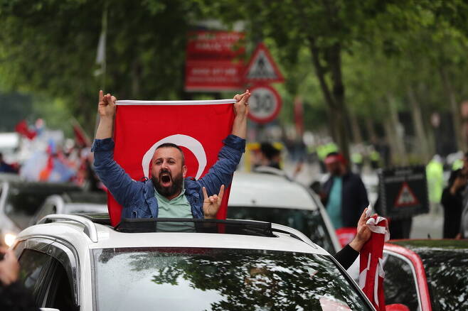 28일 튀르키예 대선 결선 투표 뒤 레제프 타이이프 에르도안 대통령 지지자가 튀르키예 국기를 흔들고 있다. EPA 연합뉴스