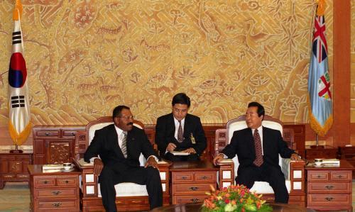 김영삼(오른쪽) 대통령과 시티베니 람부카(왼쪽) 피지 총리가 1995년 8월 청와대에서 환담하고 있다. 그 사이에서 당시 청와대 공보비서관이었던 박진 외교부 장관이 통역을 하고 있다. e영상역사관