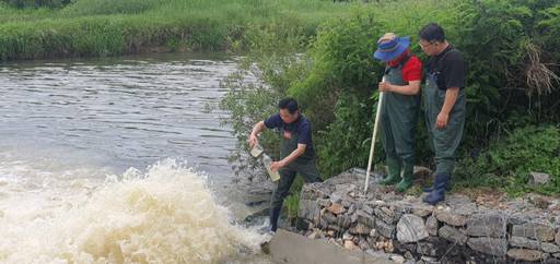 오산시민연대 회원들이 29일 오후 동탄수질복원센터 방류수를 채취하고 있다. 강경구기자