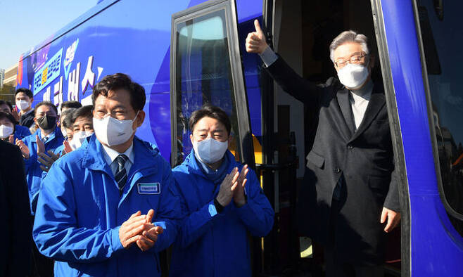 더불어민주당 이재명 대선 후보(오른쪽)가 2021년 11월 12일 서울 여의도 국회에서 열린 ‘매타버스’(매주 타는 민생버스) 출발 국민보고회에서 버스에 오른 채 엄지손가락을 치켜들고 있다. 서상배 선임기자