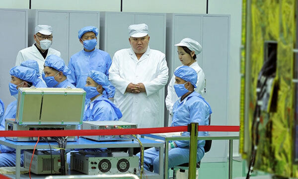 지난 16일 김정은 북한 국무위원장(뒷줄 오른쪽 두 번째)이 딸 김주애(뒷줄 오른쪽)를 데리고 비상설위성발사준비위원회 사업을 현지지도하는 모습. 평양=노동신문·뉴스1