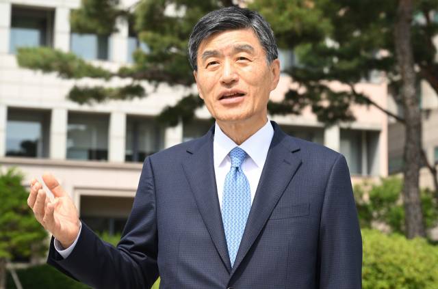 외교부 차관보를 지낸 심윤조 국민대 특임교수가 29일 서울경제신문과의 인터뷰에서 “전략적 모호성을 벗어나 인권·시장경제·국제법 등에 대해 우리가 원칙을 갖고 중국에 당당하게 얘기해야 한다”고 말하고 있다. 오승현 기자