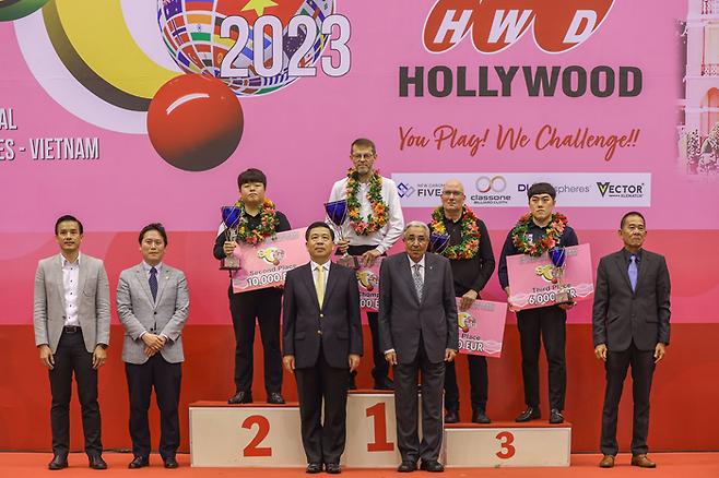 은메달 시상대의 조명우. 대한당구연맹 제공