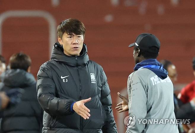감비아 감독과 인사 나누는 김은중 감독 (멘도사=연합뉴스) 임화영 기자 = 28일(현지시간) 오후 아르헨티나 멘도사 스타디움에서 열린 2023 국제축구연맹(FIFA) 20세 이하(U-20) 월드컵 조별리그 F조 3차전 한국과 감비아의 경기에서 0-0 무승부를 거둔 김은중 감독이 상대 감독과 인사를 나누고 있다. 2023.5.29 hwayoung7@yna.co.kr