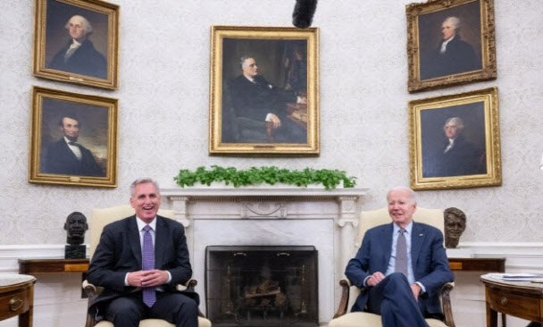 조 바이든(오른쪽) 미국 대통령과 케빈 매카시 하원의장이 28일(현지시간) 부채 한도 협상에서 최종 합의했다. (사진=AFP)