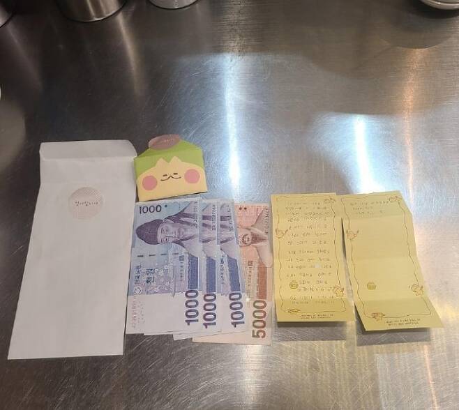 아이들이 가게에 전한 손편지와 현금./온라인 커뮤니티