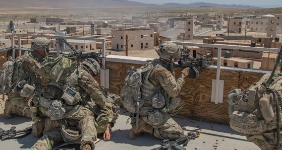 미국 캘리포니아주 포터 어윈의 미 국립훈련센터(NTC)에서 시가준 훈련 중인 미 육군. 건물 옥상에서 사주 경계를 하고 있다. 미 육군