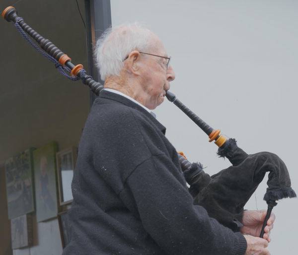 고든 맥킨타이어가 한국전쟁 때 배운 아리랑을 백파이프로 연주하는 모습.