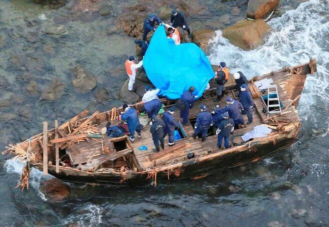 일본 니카타 현에서 시신 5구와 함께 발견된 목조 선박(2012년 11월), 출처 연합뉴스