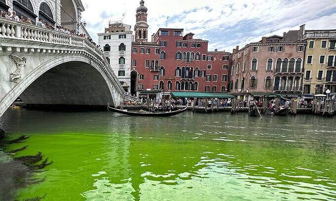 28일(현지시간) 이탈리아 베네치아 대운하에 정체불명의 녹색 액체가 퍼져 있다. 당국은 이번 사건이 기후위기 활동가 시위와 연관됐을 가능성을 열어두고 액체의 정체를 조사하고 있다. AP연합뉴스