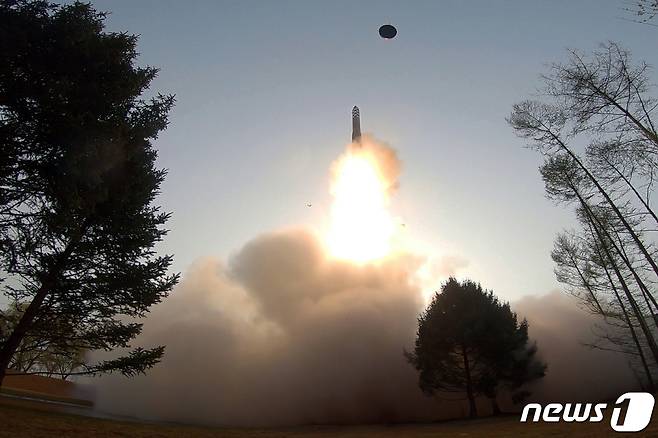 북한은 13일 김정은 노동당 총비서 지도 하에 고체연료를 사용한 새로운 대륙간탄도미사일(ICBM) '화성포-18형(화성-18형)'을 발사했다고 14일 당 기관지 노동신문이 보도했다. rodongphoto@news1.kr