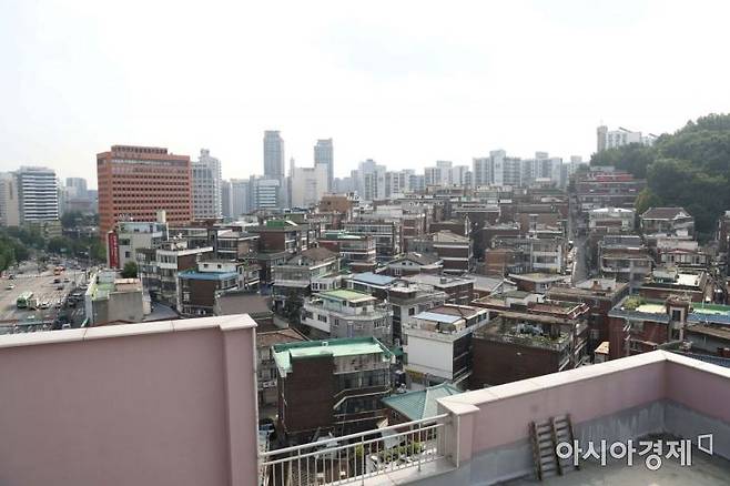 서울시가 오는 7월 1일 시행하는 ‘정비사업 시공자 선정시기 조기화’ 세부 지침 마련을 위해 TF팀을 구성했다. 사진은 서울시 공공재개발 후보지로 선정된 마포구 아현동 699 일대 모습. /문호남 기자 munonam@